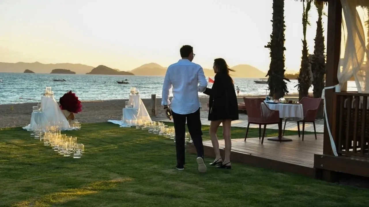 Aleyna Solaker’e Berk Boyacıgil’den romantik evlilik teklifi! Güller ve Günahlar’ın Azra’sı evleniyor!