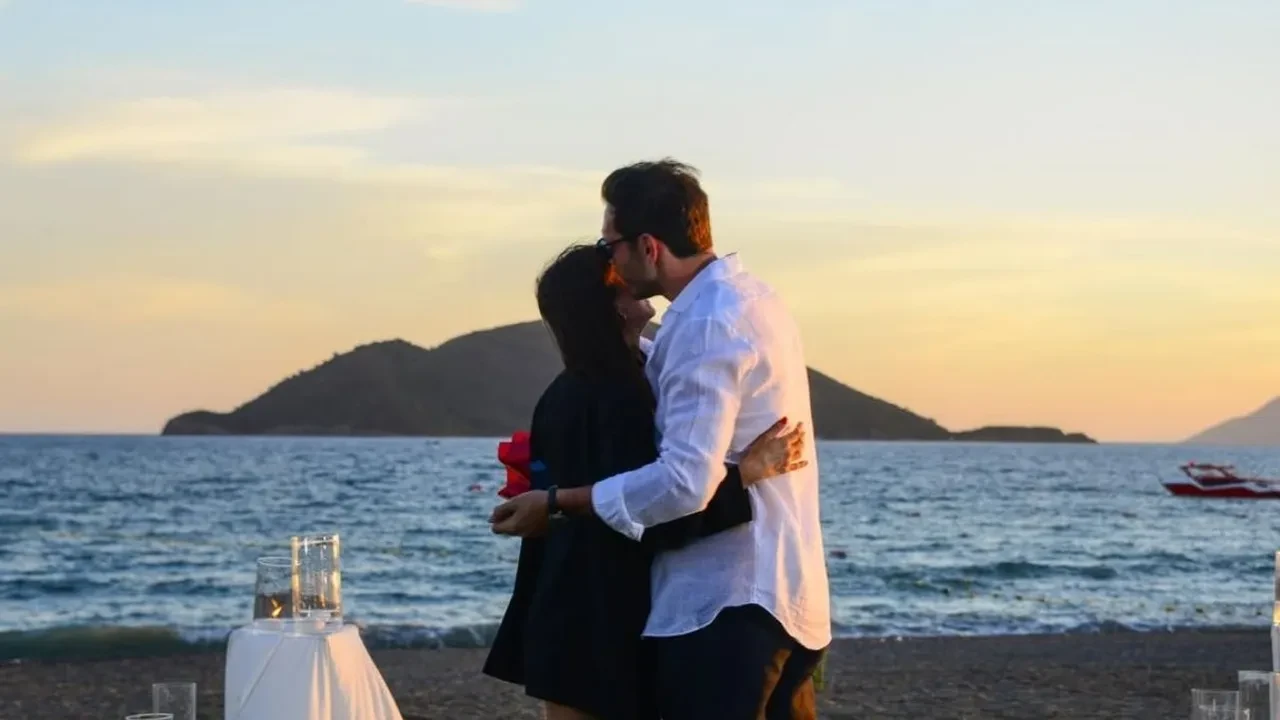 Aleyna Solaker’e Berk Boyacıgil’den romantik evlilik teklifi! Güller ve Günahlar’ın Azra’sı evleniyor!
