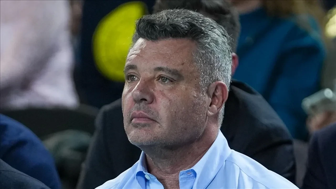 Fenerbahçe kongresinde kavga: Aziz Yıldırım ortamdan güçlükle ayrıldı!