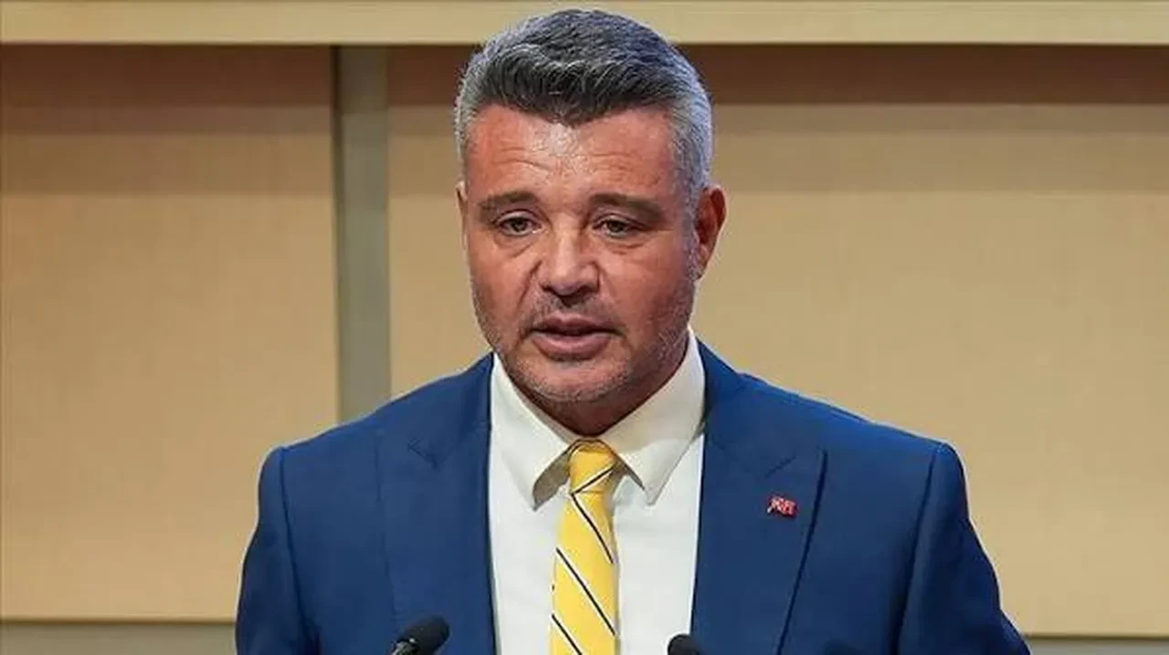 Fenerbahçe kongresinde kavga: Aziz Yıldırım ortamdan güçlükle ayrıldı!