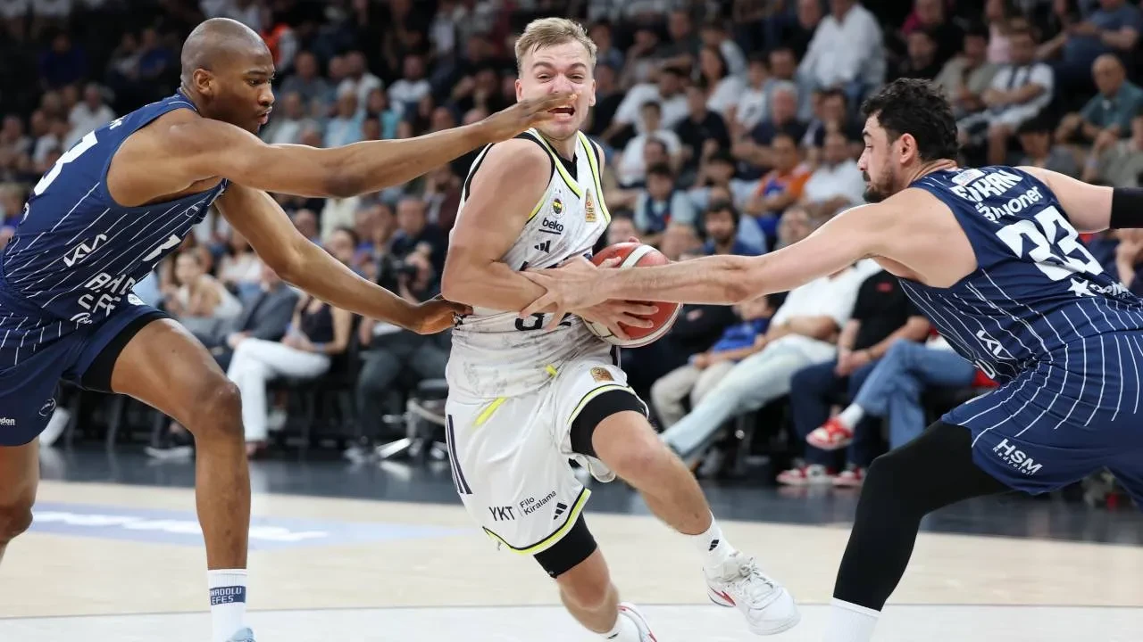 Anadolu Efes, serideki ilk galibiyetini aldı! Lacivert-beyazlılar, Fenerbahçe Beko'yu mağlup etti