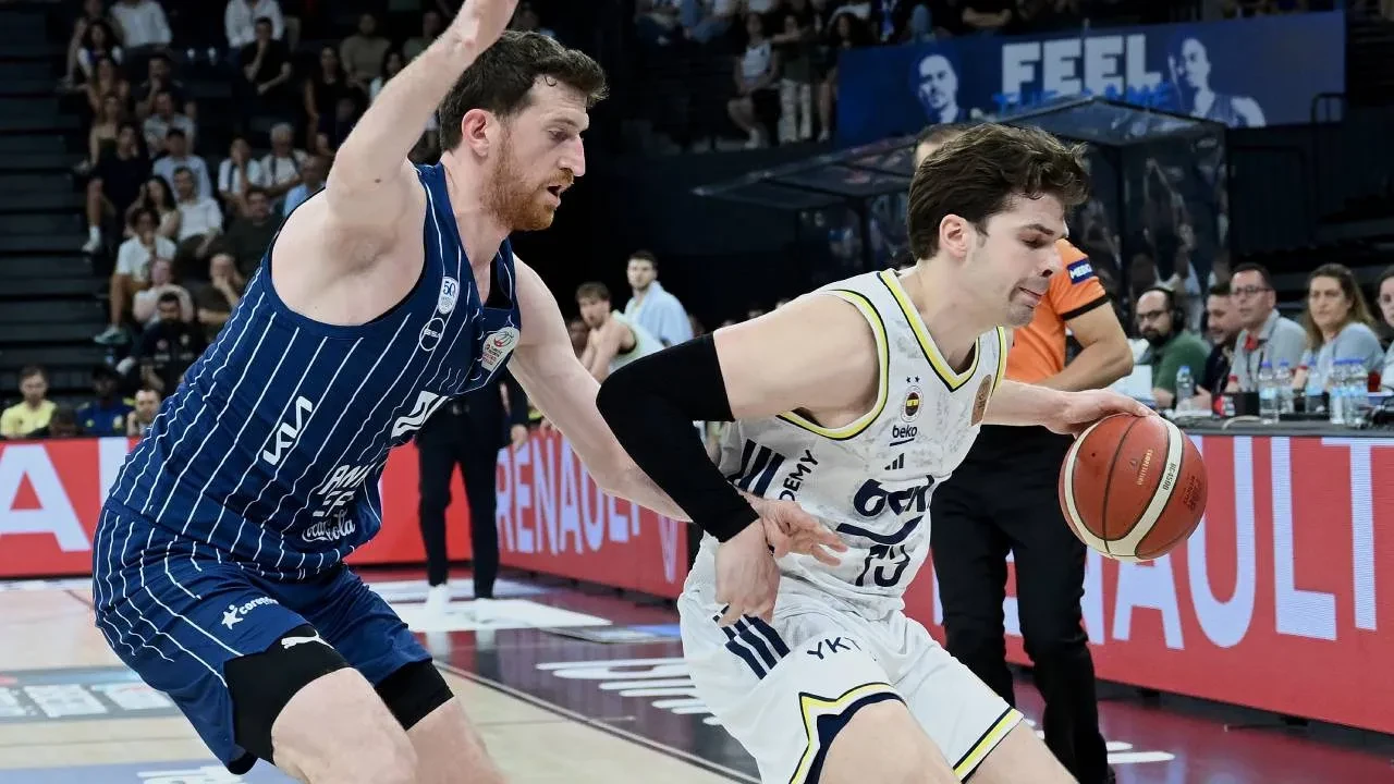 Anadolu Efes, serideki ilk galibiyetini aldı! Lacivert-beyazlılar, Fenerbahçe Beko'yu mağlup etti