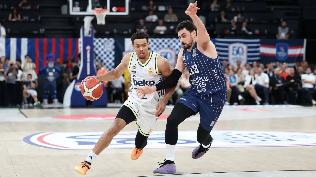 Anadolu Efes, serideki ilk galibiyetini aldı! Lacivert-beyazlılar, Fenerbahçe Beko'yu mağlup etti