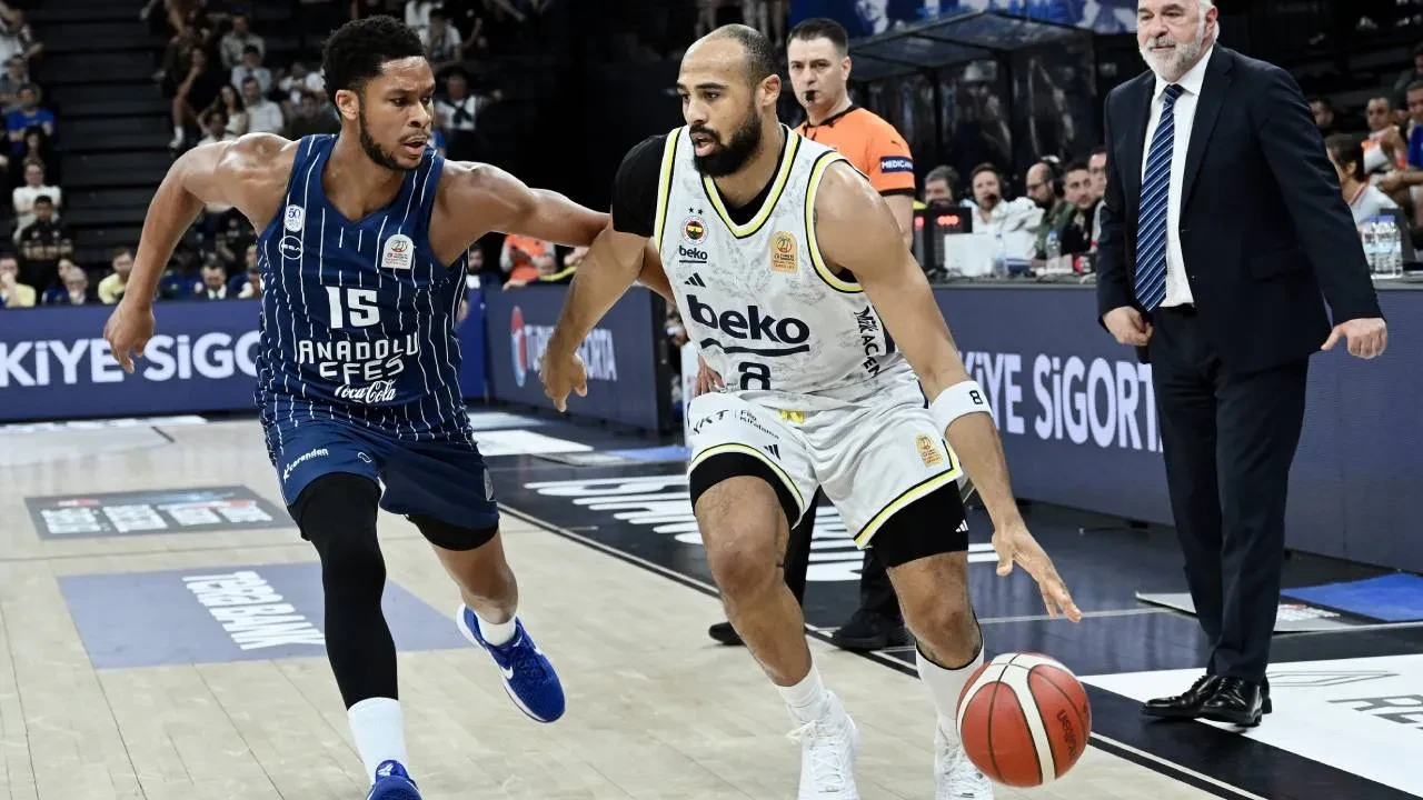 Anadolu Efes, serideki ilk galibiyetini aldı! Lacivert-beyazlılar, Fenerbahçe Beko'yu mağlup etti
