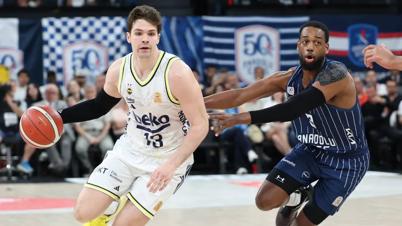 Anadolu Efes, serideki ilk galibiyetini aldı! Lacivert-beyazlılar, Fenerbahçe Beko'yu mağlup etti