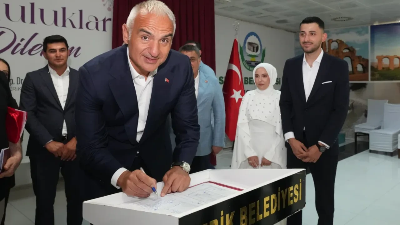Bakan Ersoy’dan genç çifte sürpriz! Nikâh şahidi oldu