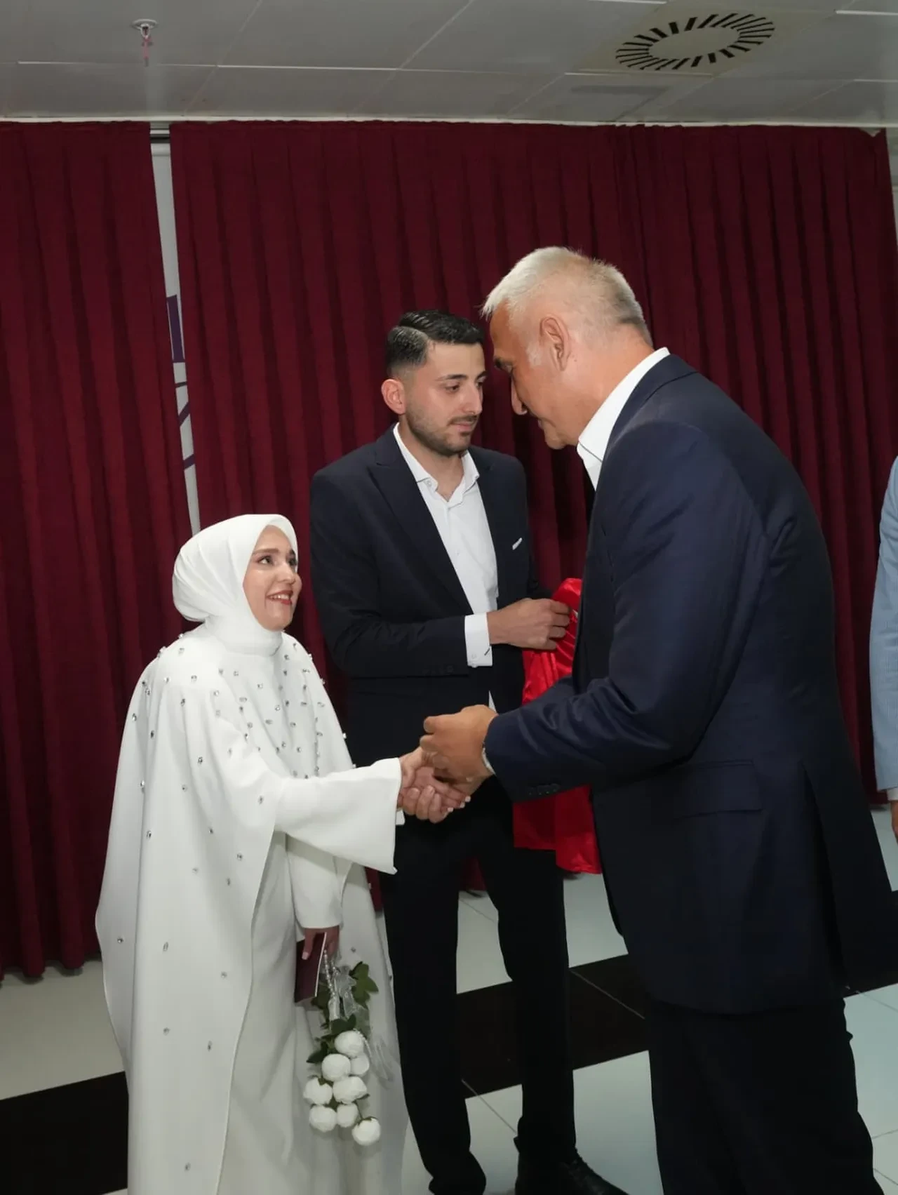 Bakan Ersoy’dan genç çifte sürpriz! Nikâh şahidi oldu
