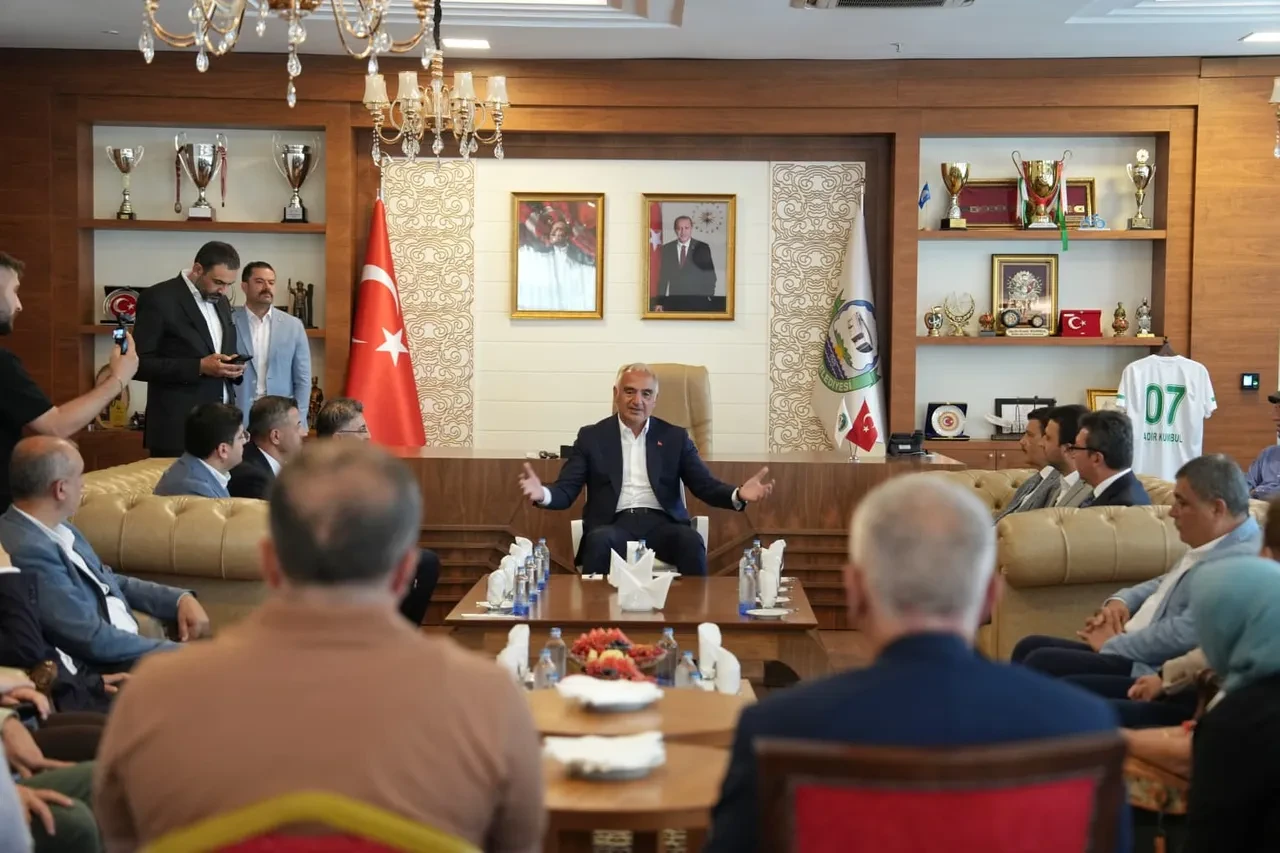 Bakan Ersoy’dan genç çifte sürpriz! Nikâh şahidi oldu