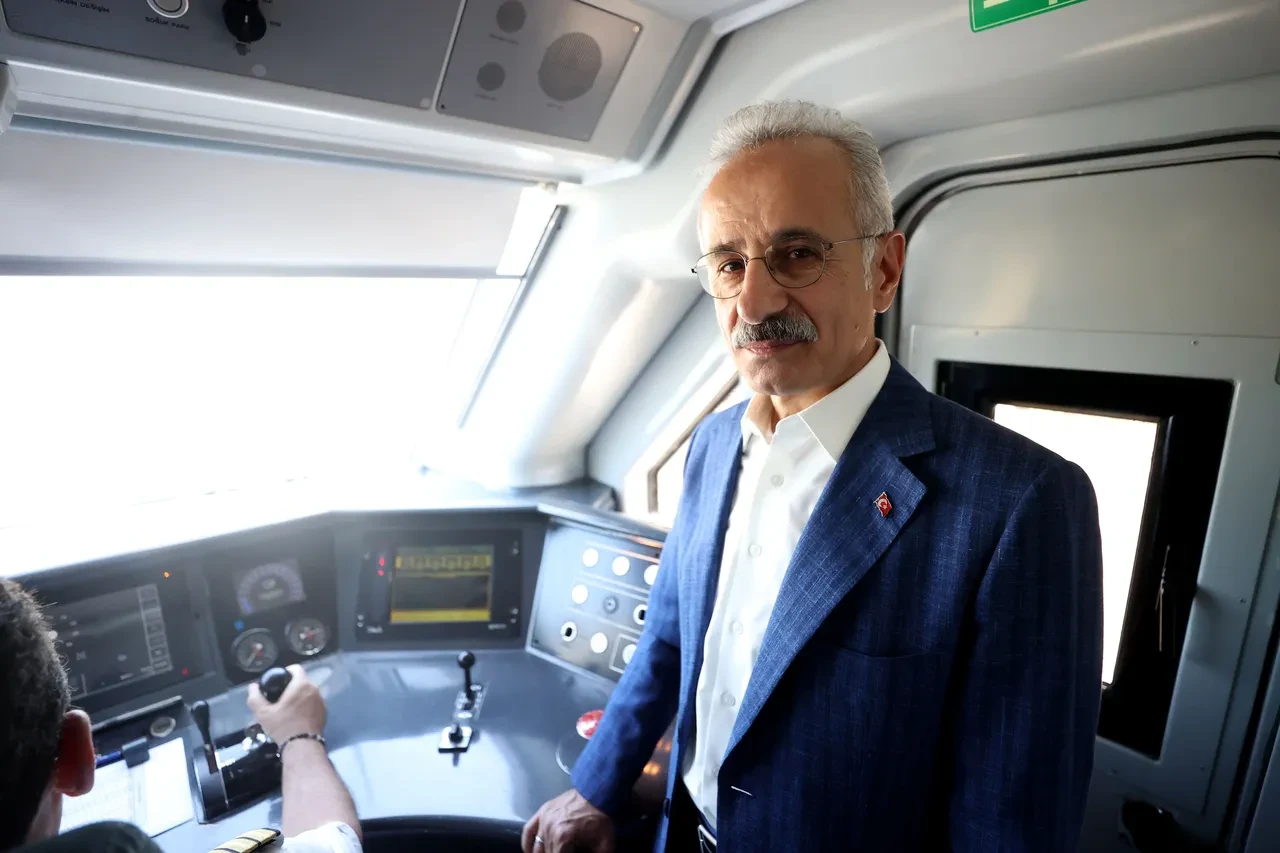Bakan Uraloğlu müjdeyi duyurdu! 4 saatlik yol 1,5 saate düşecek