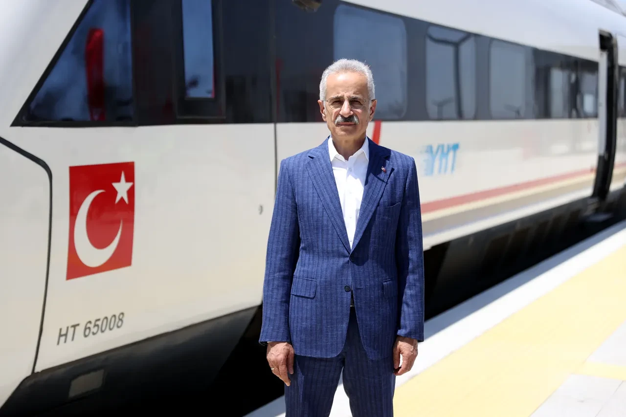 Bakan Uraloğlu müjdeyi duyurdu! 4 saatlik yol 1,5 saate düşecek