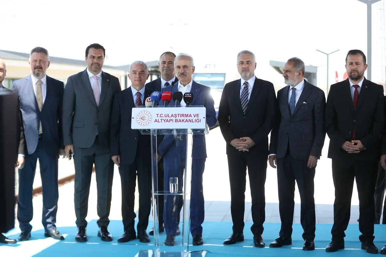 Bakan Uraloğlu müjdeyi duyurdu! 4 saatlik yol 1,5 saate düşecek