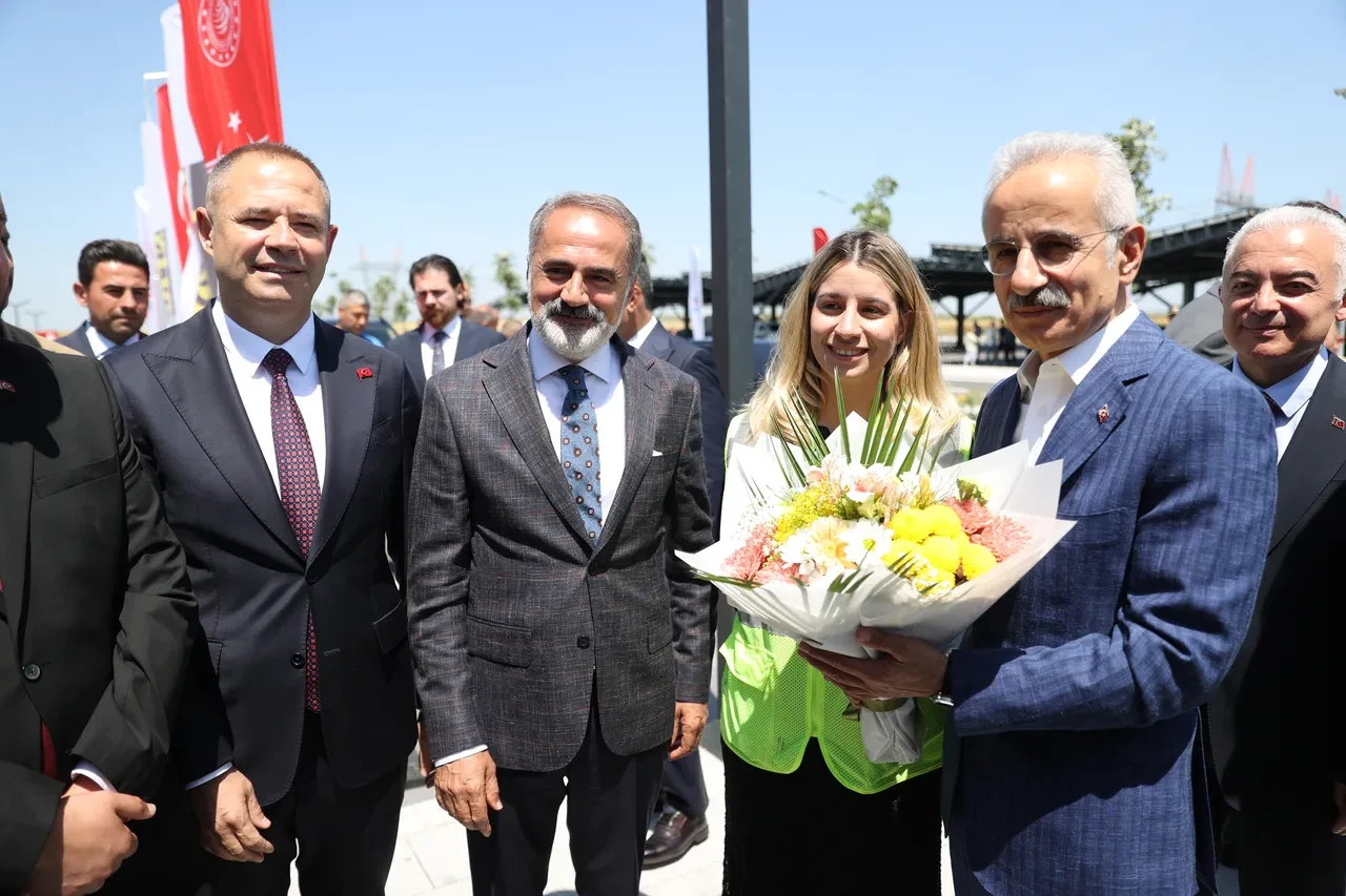 Bakan Uraloğlu müjdeyi duyurdu! 4 saatlik yol 1,5 saate düşecek
