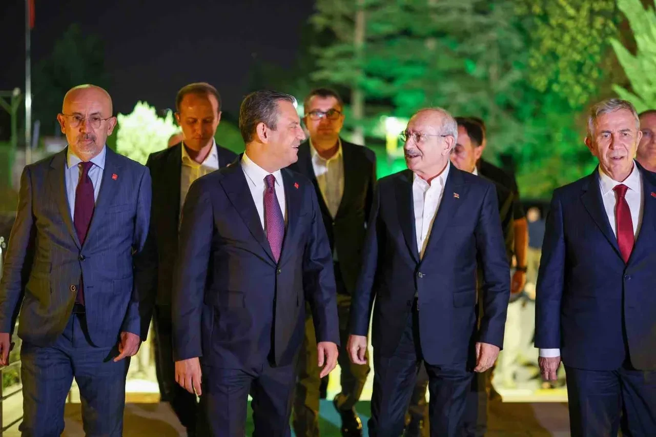Berhan Şimşek'ten Özgür Özel tarafına "grup toplantısı" uyarısı:: "Eşlik etmezlerse hesap sorarız"