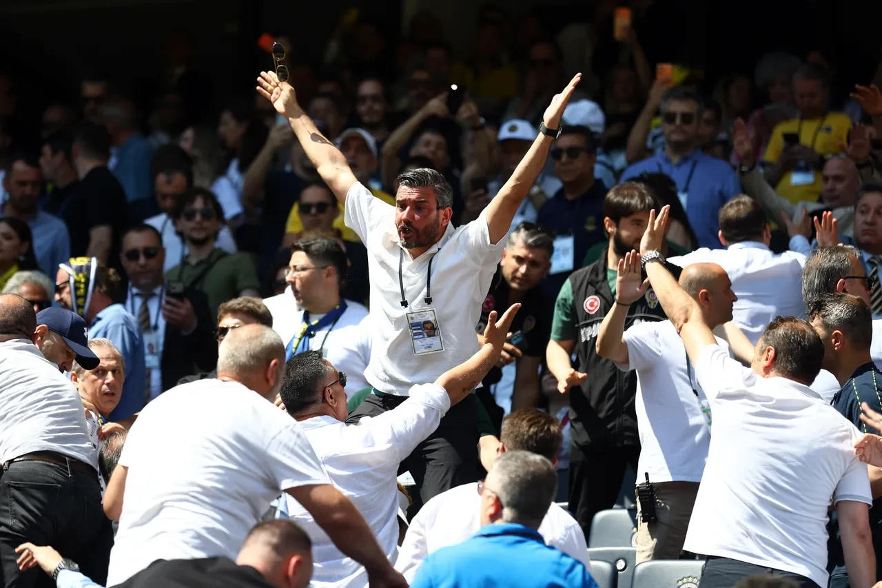 Fenerbahçe'de seçim gergin başladı! Genel kurulda büyük tartışma