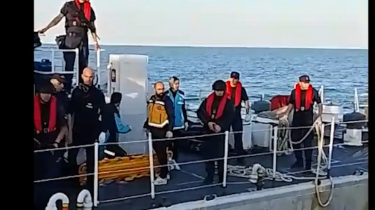 Karadeniz'de Türk balıkçı teknesine saldırı! Türk balıkçılar sahil güvenlik tarafından böyle kurtarıldı
