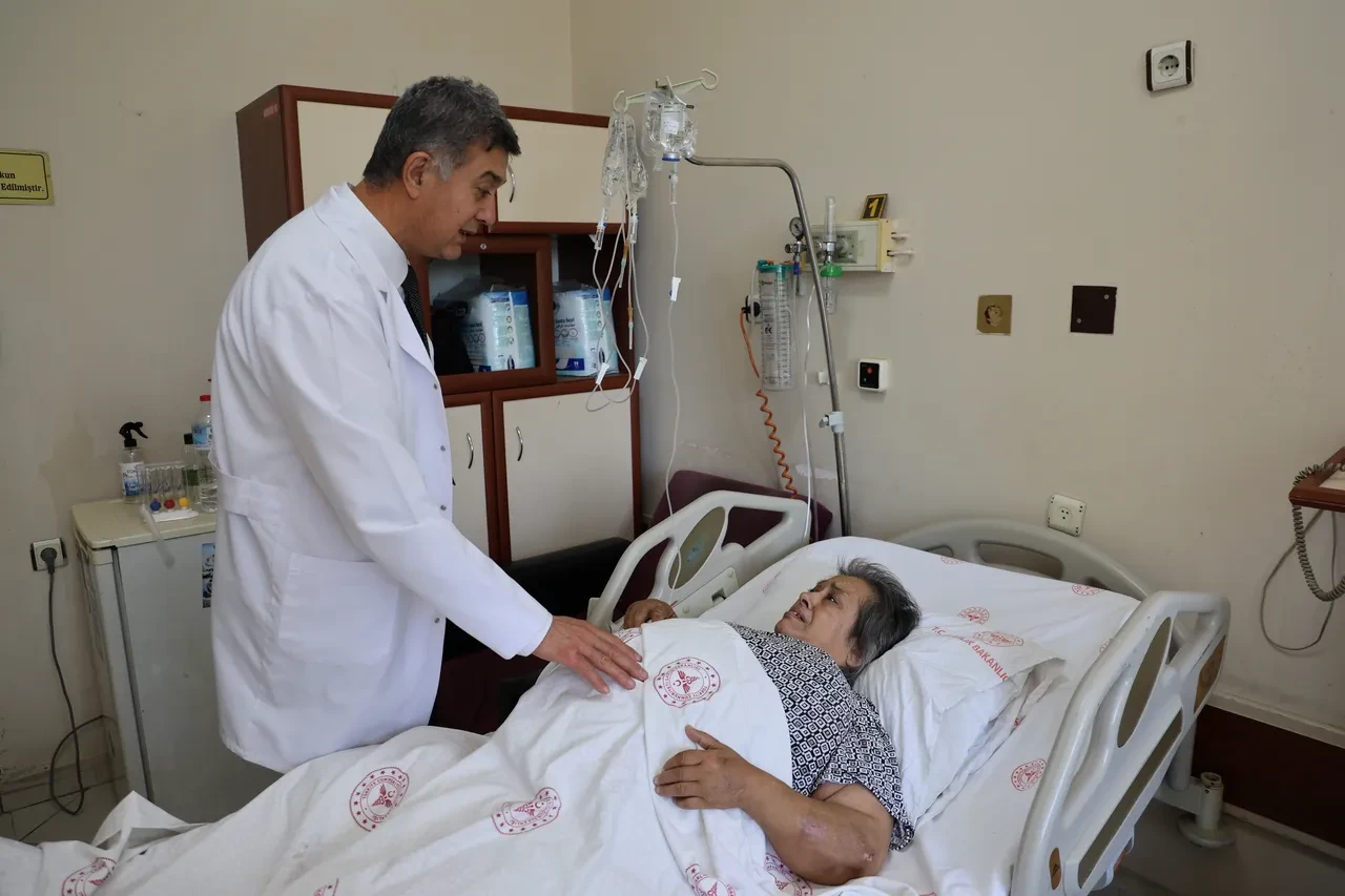 Karnından bir insan büyüklüğünde kitle çıkarıldı: Ameliyathaneden 40 kilo daha zayıf çıktı