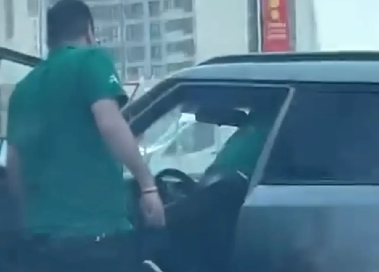 Kartal’da yol ortasında dehşet! Kaza sonrası araç içinde darp