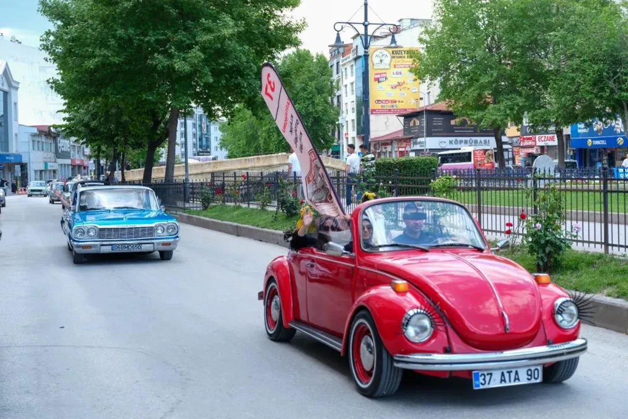 Kastamonu'da klasik araç etkinliği! Şehri turlayıp hayran bıraktılar: Neredeyse babamla aynı yaşta