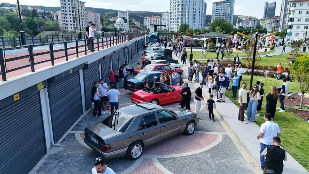 Kastamonu'da klasik araç etkinliği! Şehri turlayıp hayran bıraktılar: Neredeyse babamla aynı yaşta