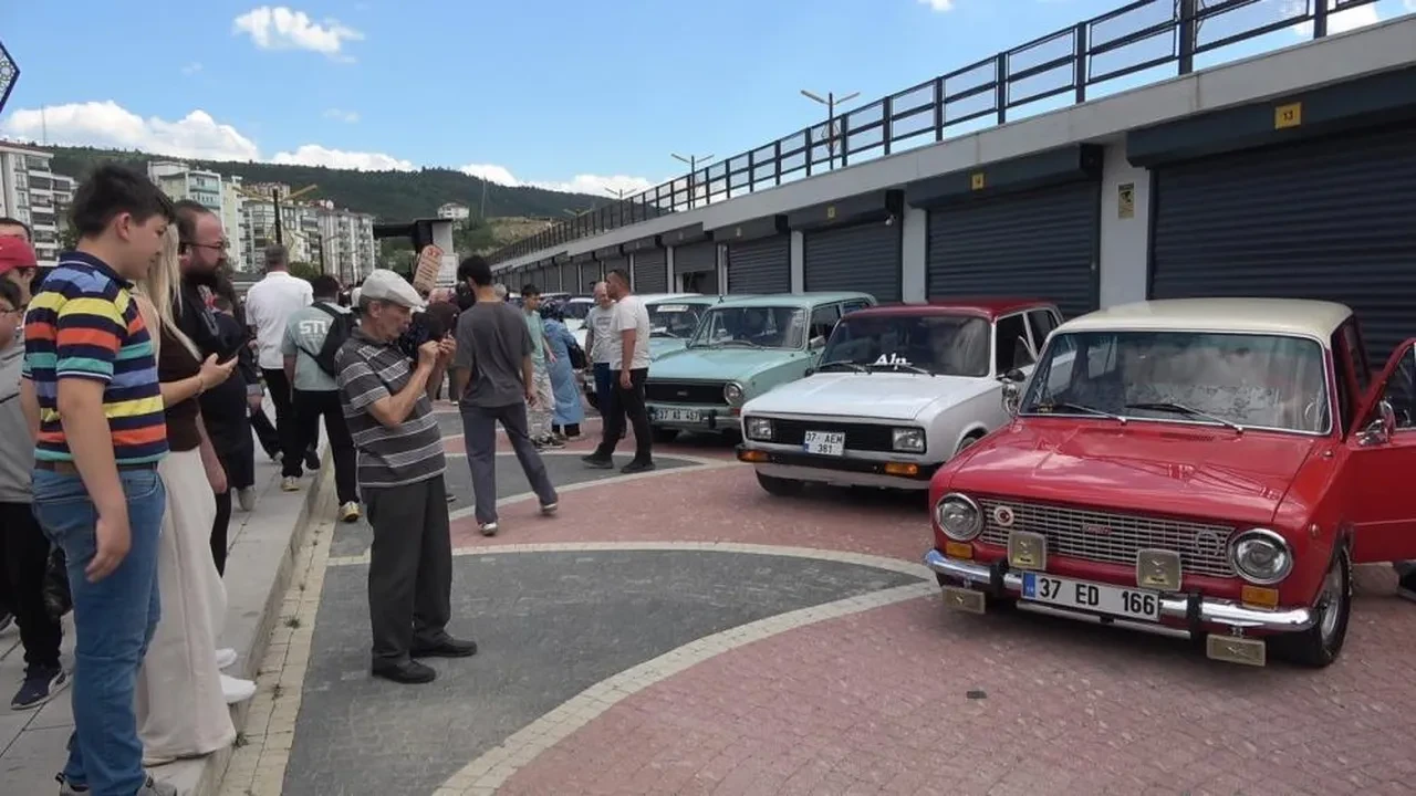 Kastamonu'da klasik araç etkinliği! Şehri turlayıp hayran bıraktılar: Neredeyse babamla aynı yaşta