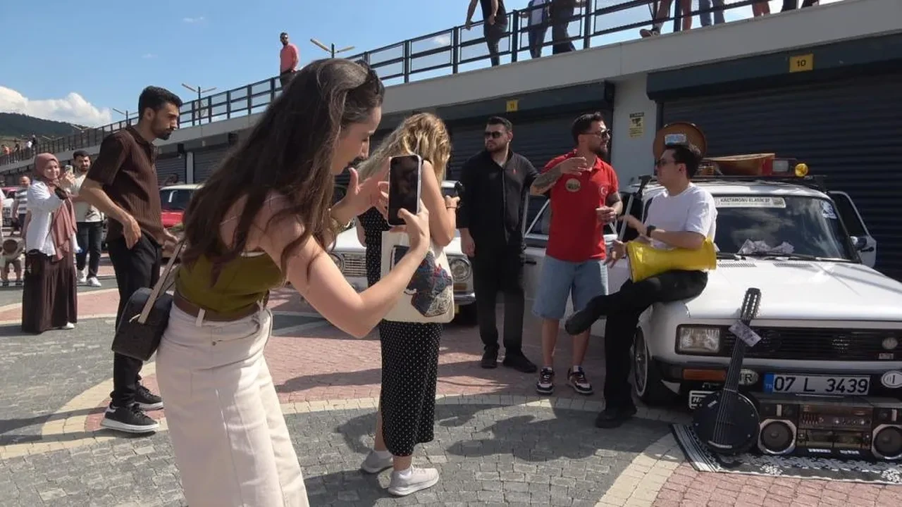 Kastamonu'da klasik araç etkinliği! Şehri turlayıp hayran bıraktılar: Neredeyse babamla aynı yaşta