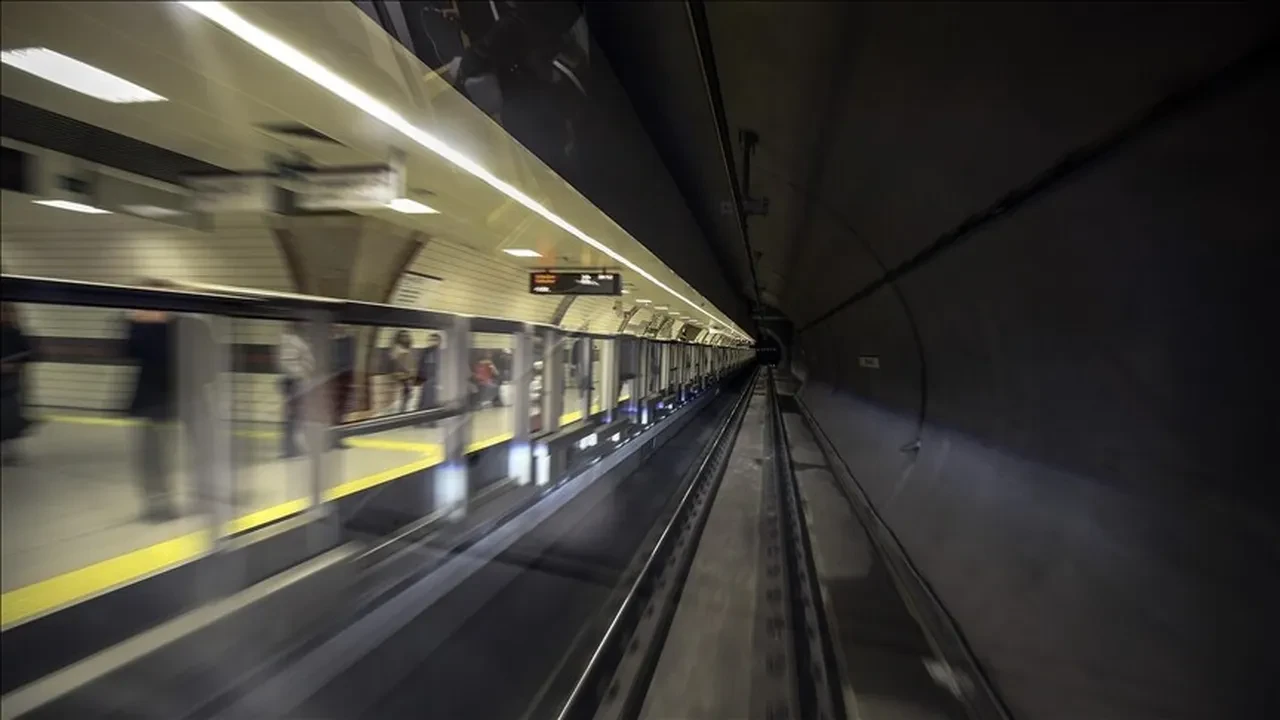 M7 Metro hattında arıza: Yolcular tünelde yürümek zorunda kaldı