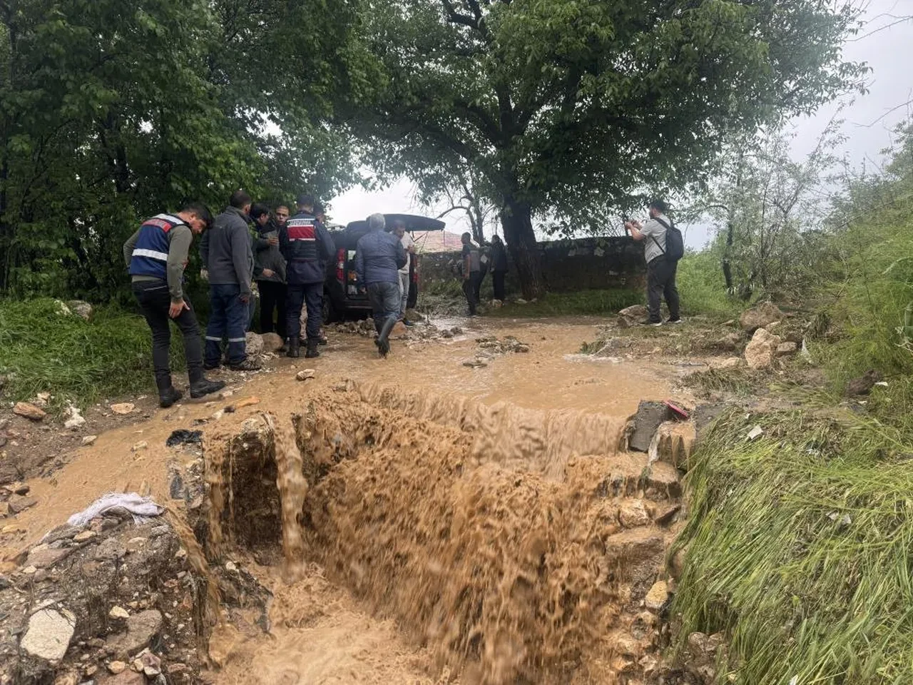 Niğde'de aşırı yağış sel getirdi! Araçlarda mahsur kalan ve sulara kapılan var