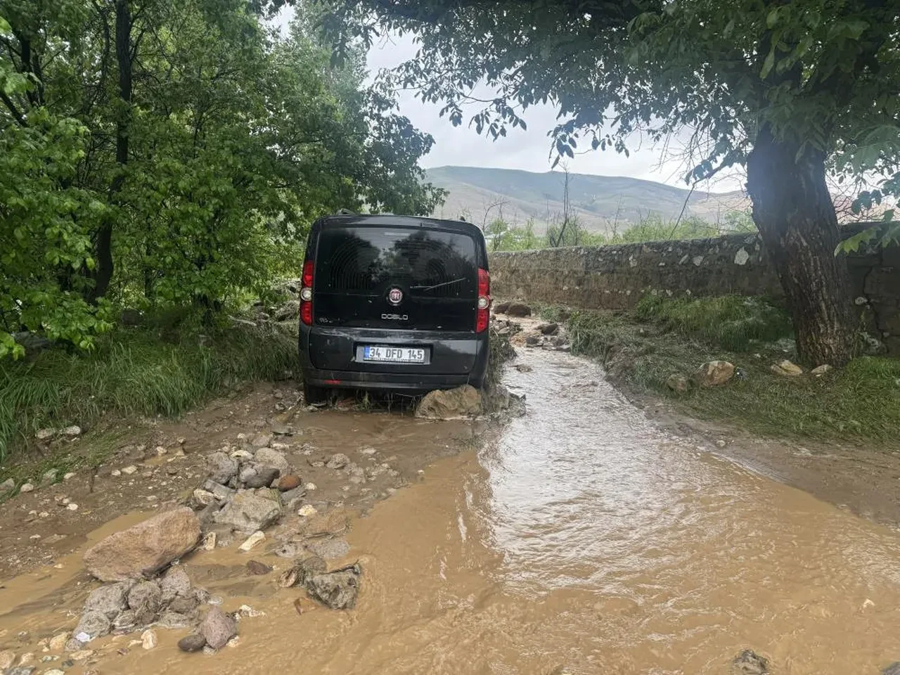 Niğde'de aşırı yağış sel getirdi! Araçlarda mahsur kalan ve sulara kapılan var