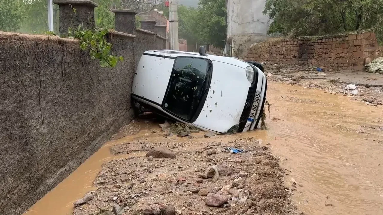 Niğde'de aşırı yağış sel getirdi! Suya kapılan 1 kişi hayatını kaybetti
