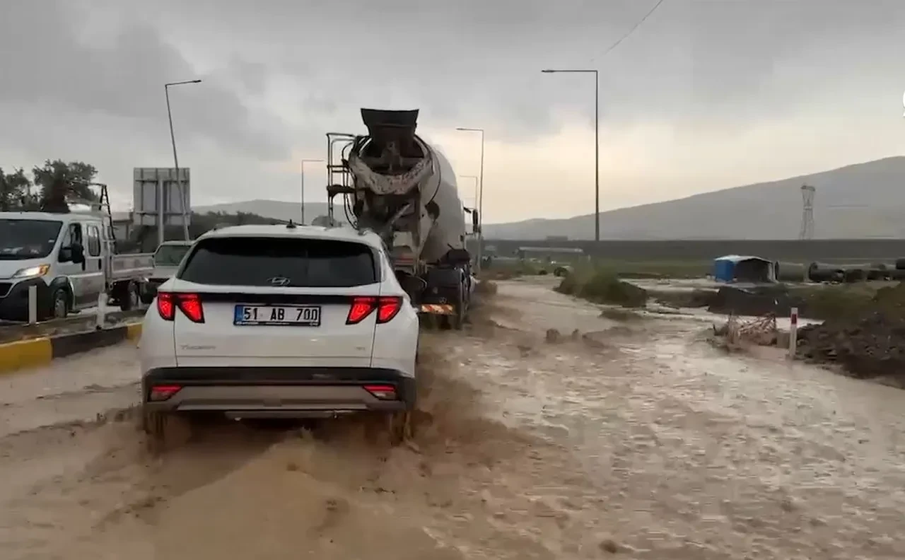 Niğde'de aşırı yağış sel getirdi! Suya kapılan 1 kişi hayatını kaybetti