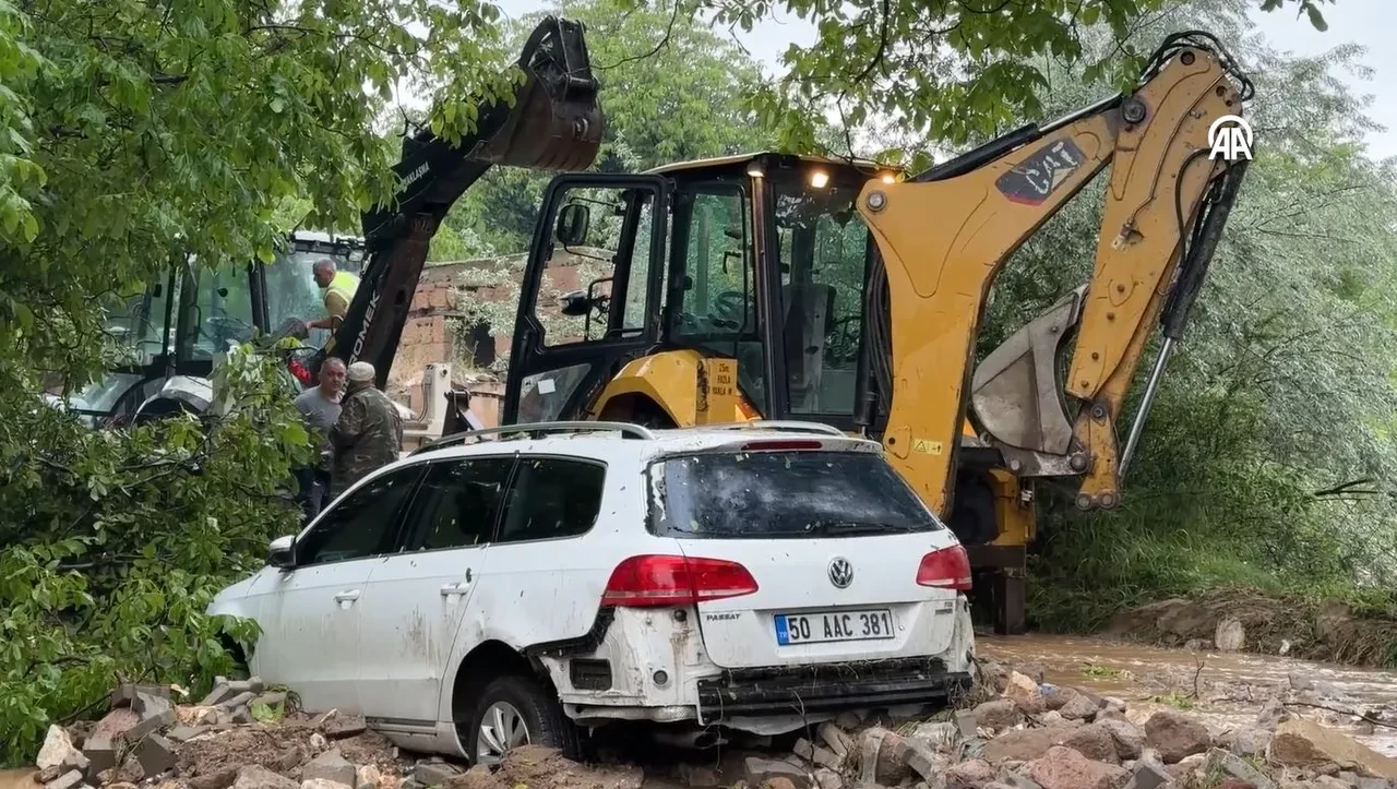 Niğde'de aşırı yağış sel getirdi! Suya kapılan 1 kişi hayatını kaybetti