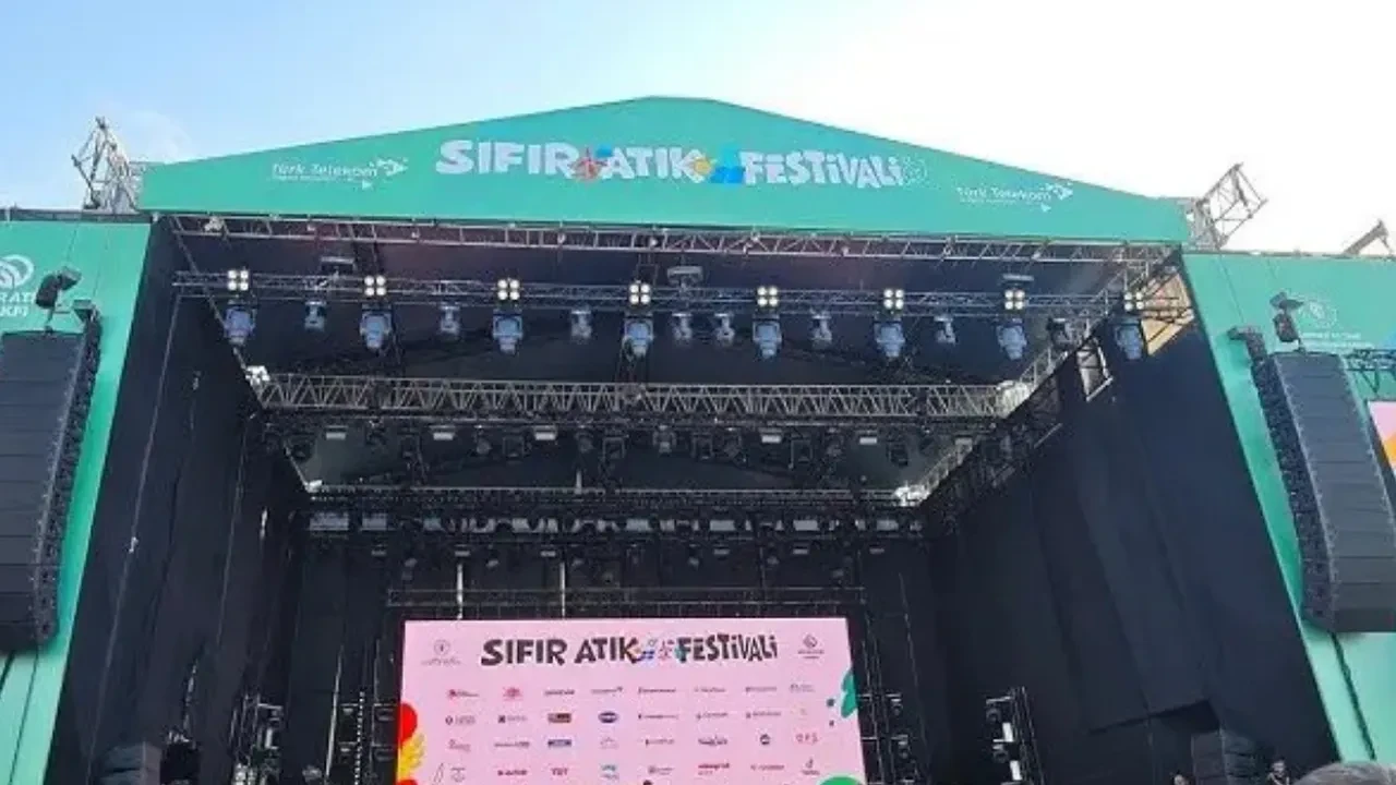 Sinan Akçıl ve Emre Aydın binlerce kişiyi coşturdu! Sıfır Atık Forumu’nda müzik şöleni