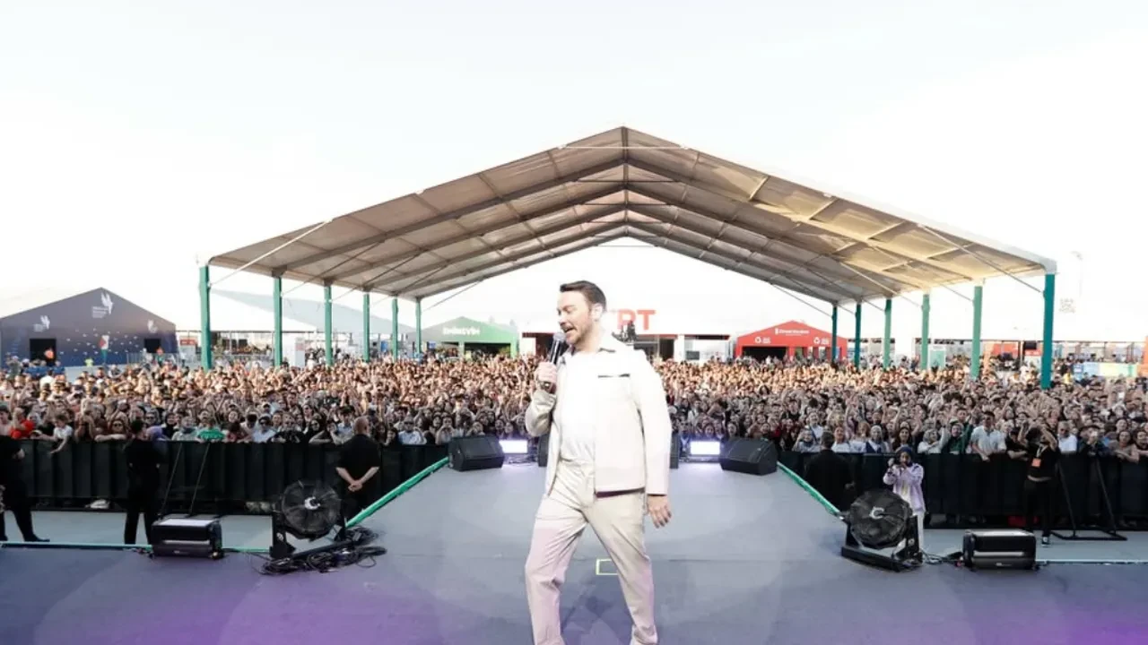 Sinan Akçıl ve Emre Aydın binlerce kişiyi coşturdu! Sıfır Atık Forumu’nda müzik şöleni