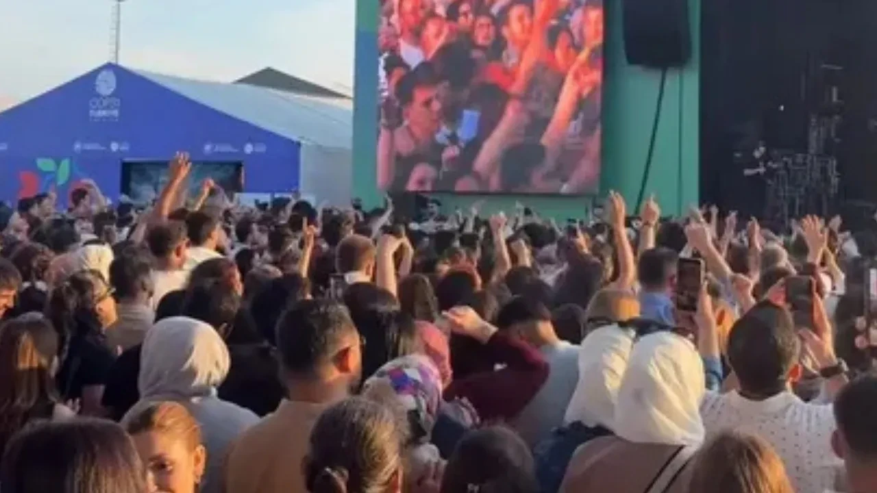 Sinan Akçıl ve Emre Aydın binlerce kişiyi coşturdu! Sıfır Atık Forumu’nda müzik şöleni