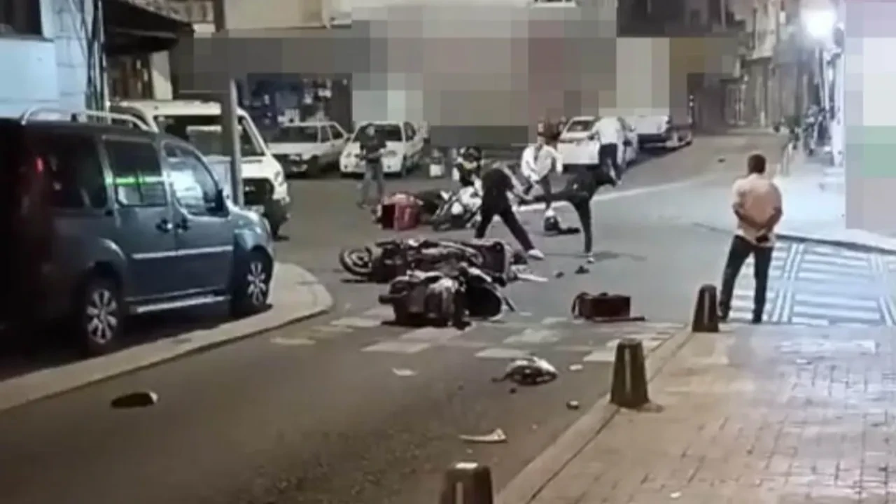 Sokak savaş alanına döndü! Kavga anı kamerada