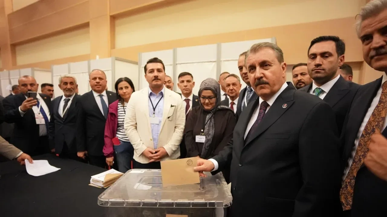 Büyük Birlik Partisi'nde Mustafa Destici yeniden genel başkan 