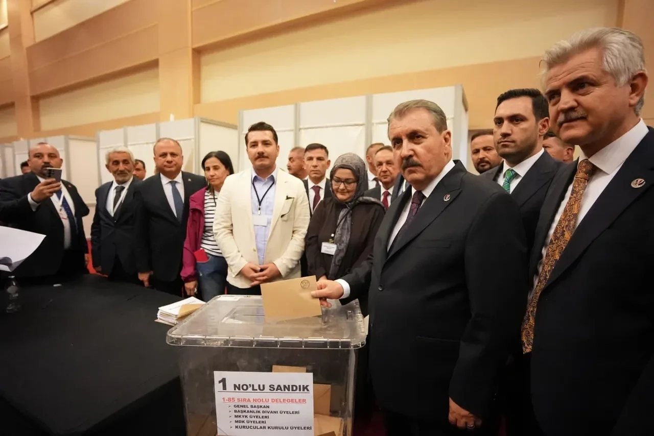 Büyük Birlik Partisi'nde Mustafa Destici yeniden genel başkan 