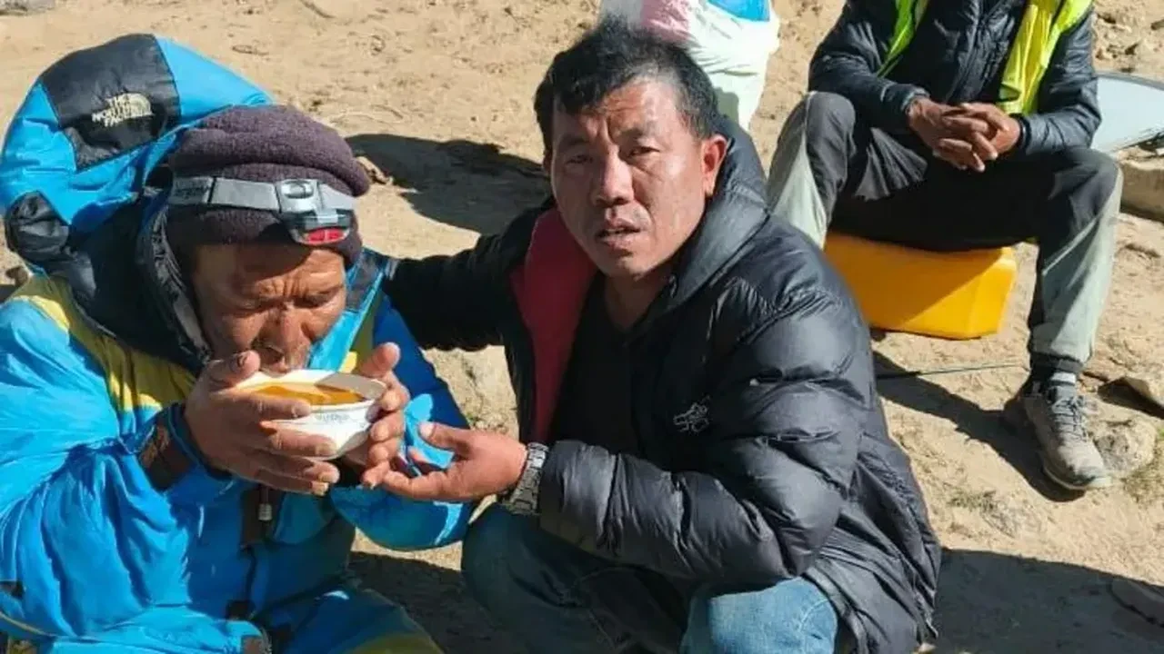 Everest Dağı'nda kaybolan rehber 6 gün nasıl hayatta kaldı? Ailesi cenaze hazırlığı yaparken bulundu!