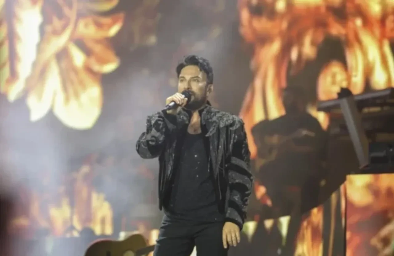 Tarkan'ın Ezan hassasiyeti yüreklere su serpti! Şarkıya devam etmedi
