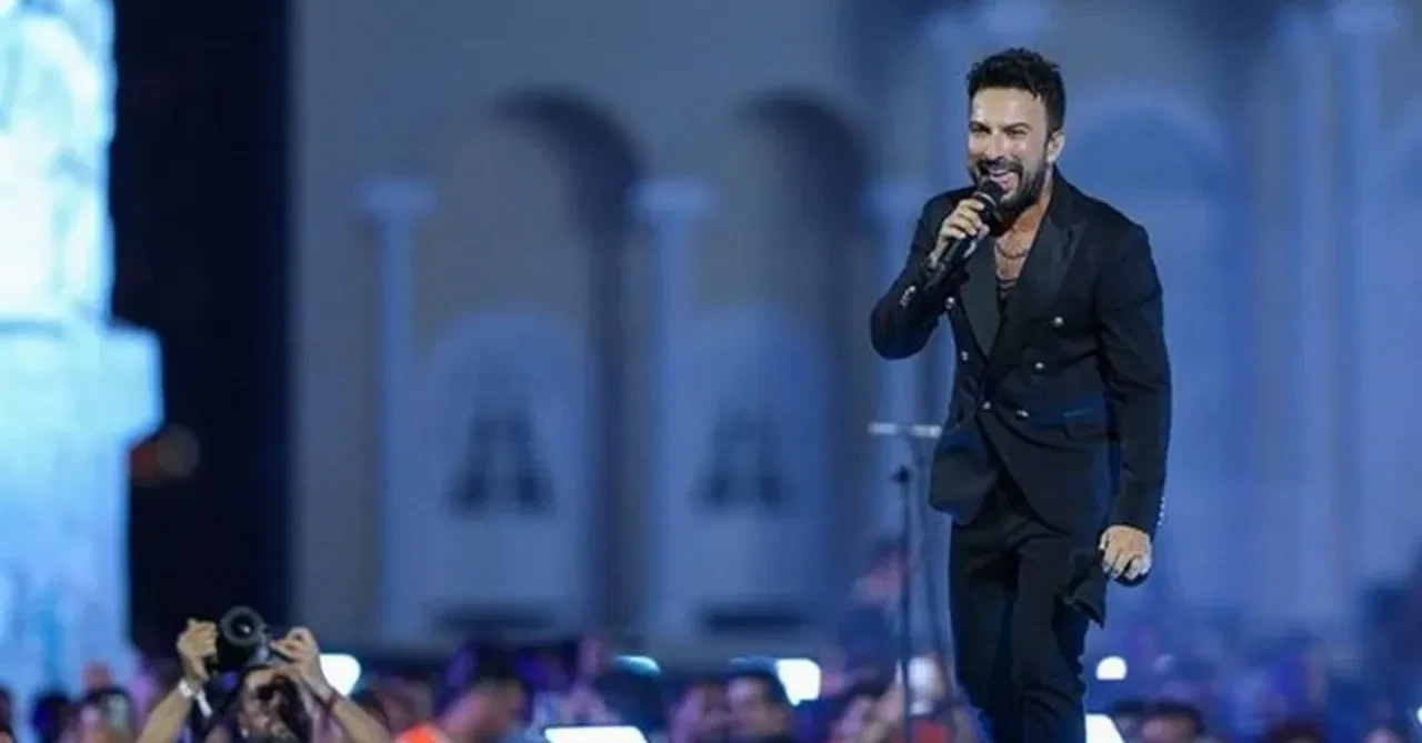 Tarkan'ın Ezan hassasiyeti yüreklere su serpti! Şarkıya devam etmedi