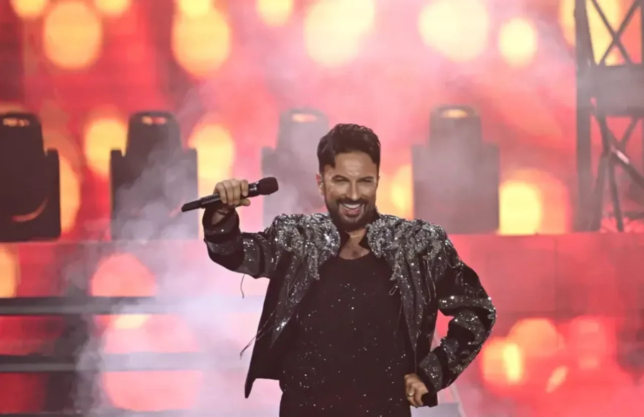 Tarkan'ın Ezan hassasiyeti yüreklere su serpti! Şarkıya devam etmedi