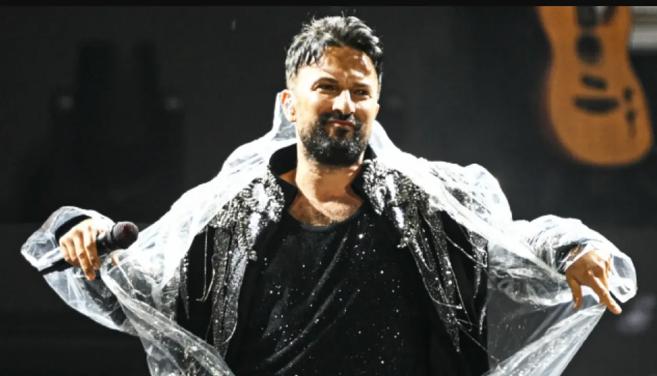 Tarkan'ın Ezan hassasiyeti yüreklere su serpti! Şarkıya devam etmedi