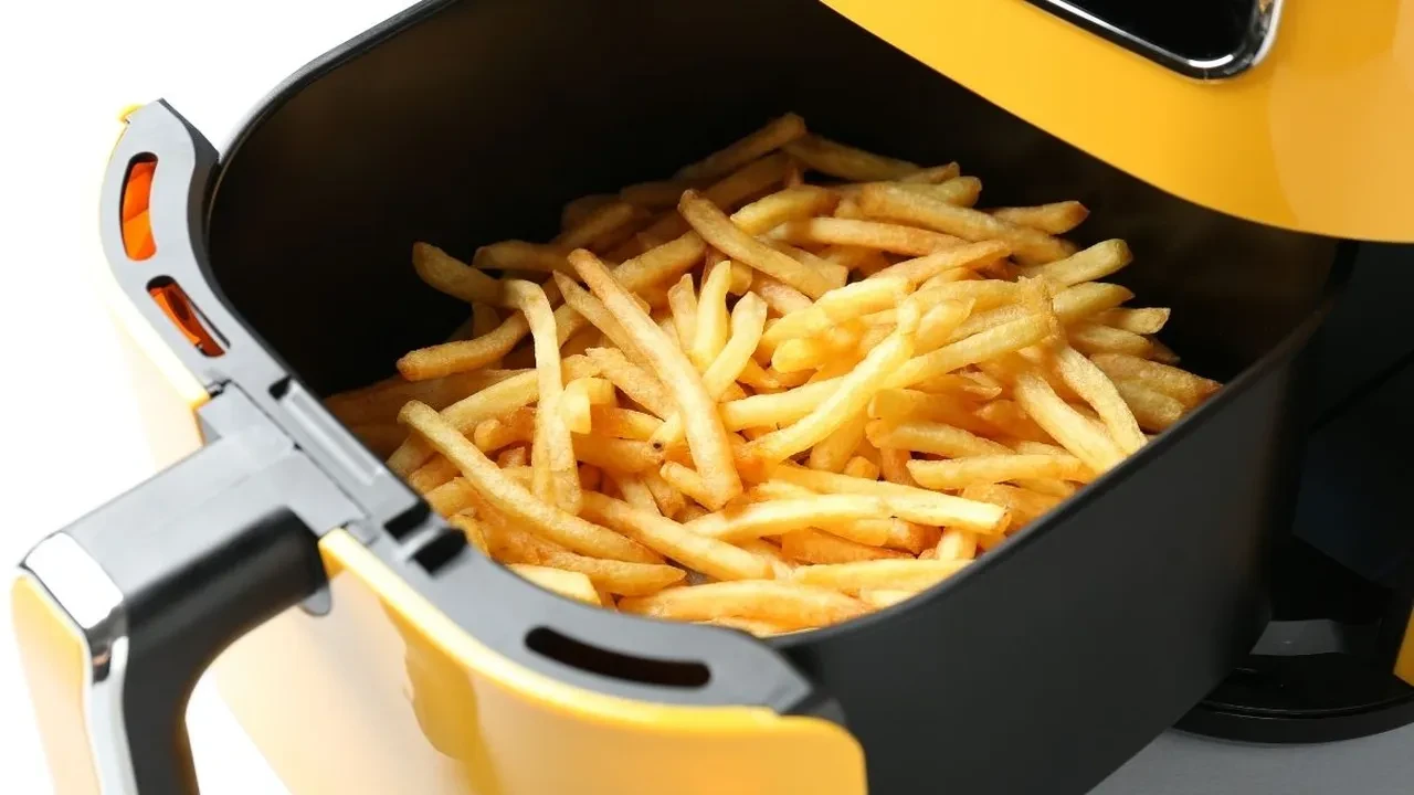 Airfryer içinde yağlı kağıt yanması nasıl önlenir? Rezistansa yapışmayı engelleyen güvenli kullanım