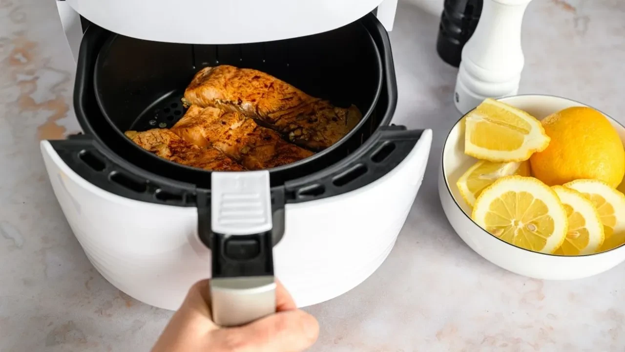 Airfryer içinde yağlı kağıt yanması nasıl önlenir? Rezistansa yapışmayı engelleyen güvenli kullanım