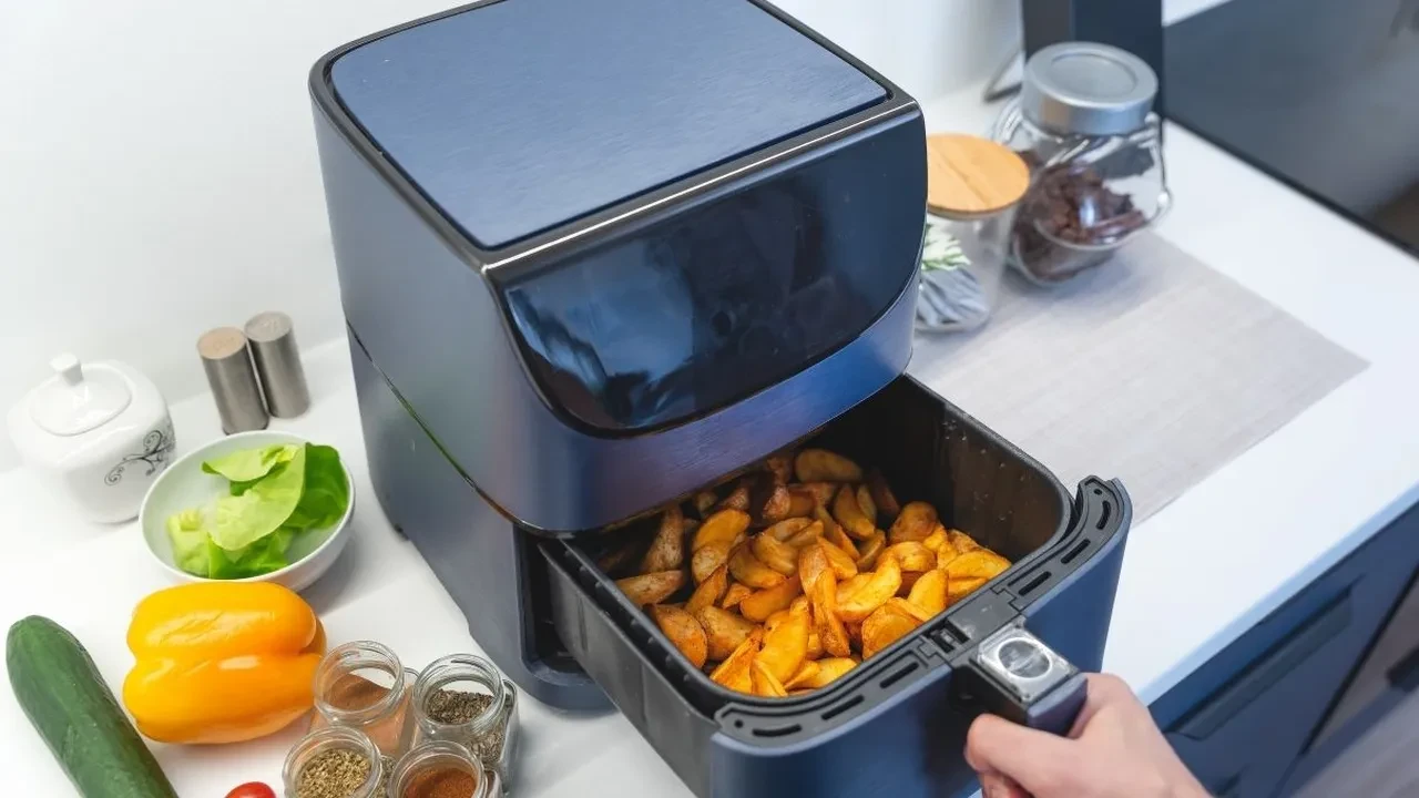 Airfryer içinde yağlı kağıt yanması nasıl önlenir? Rezistansa yapışmayı engelleyen güvenli kullanım