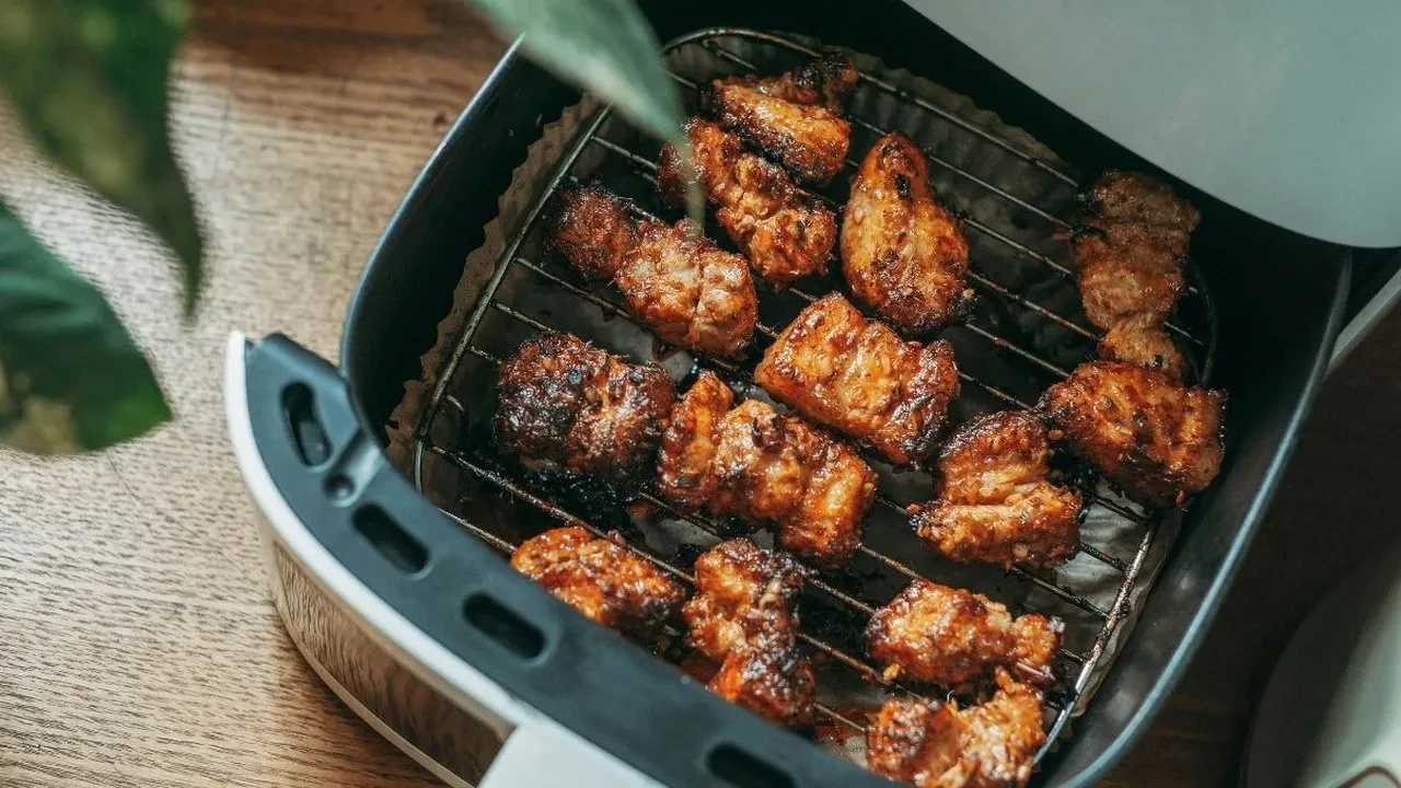 Airfryer içinde yağlı kağıt yanması nasıl önlenir? Rezistansa yapışmayı engelleyen güvenli kullanım