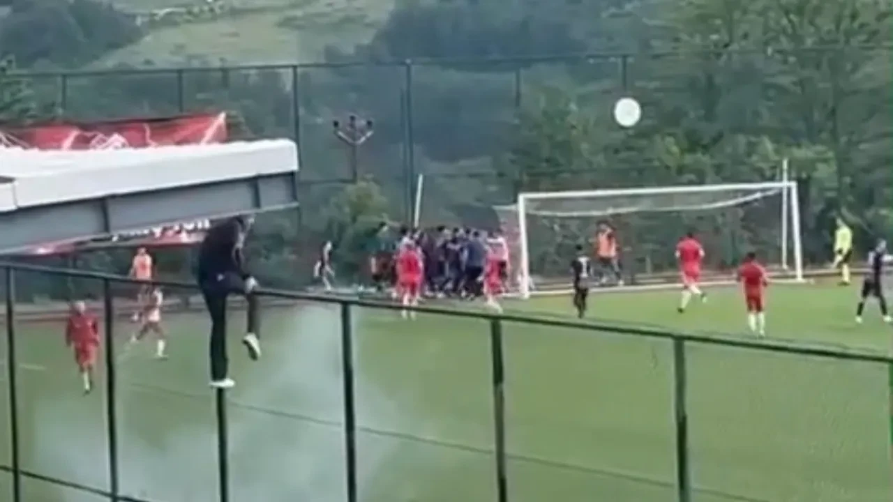 Amatör maçta ortalık savaş alanına döndü! İki takım birbirine girdi