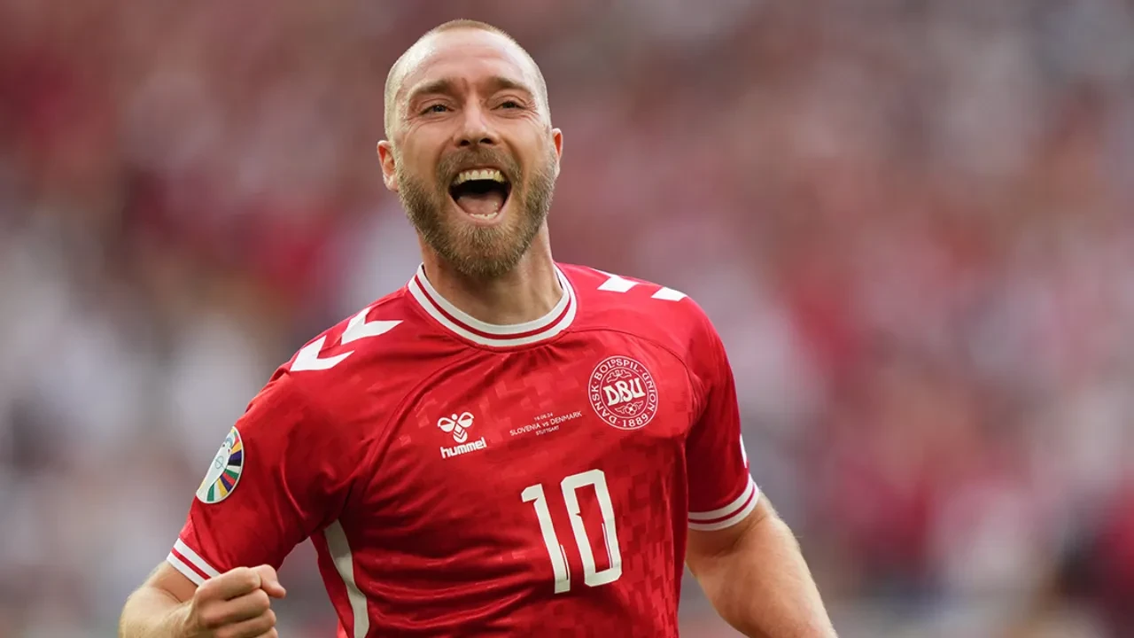 Danimarkalı futbolcu Eriksen maçın ortasında yere yığıldı