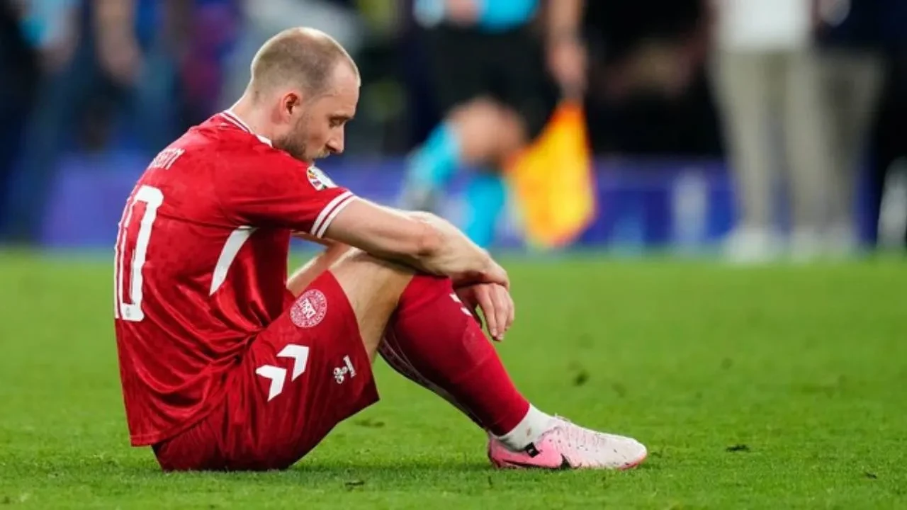 Danimarkalı futbolcu Eriksen maçın ortasında yere yığıldı