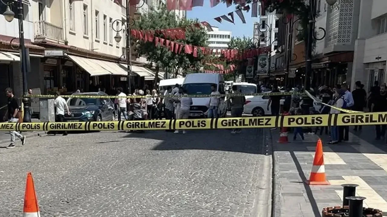 Diyarbakır'da Yapı Kredi Şubesi'ne silahlı saldırı! Ekipler saldırganların peşinde